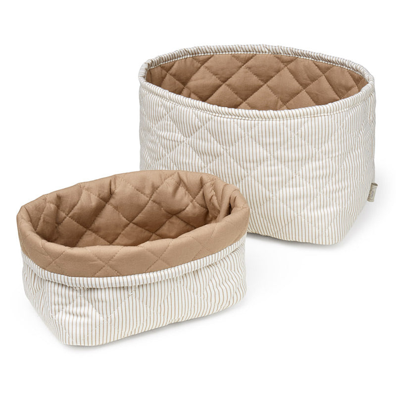 Praktisches Set mit zwei gesteppten Aufbewahrungskörben mit dem hübschen Print "Classic Stripes Camel" von Cam Cam. Aussen gemustert innen einfarbig in schönem Camel-Farbton