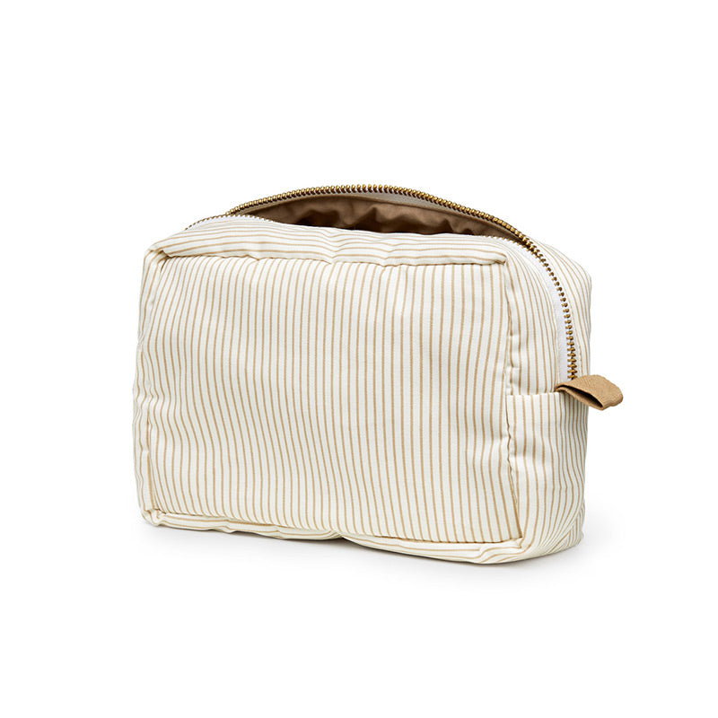 Kleine Kosmetiktasche von Cam Cam im feinen Streifenmuster "Classic Stripes Camel" mit einer unifarbenen hellbraunen Innenseite.