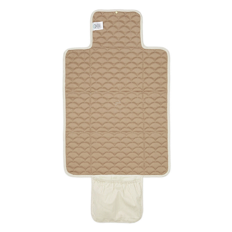 Offene Wickelunterlage "Classic Stripes Camel" von Cam Cam mit hellbrauner gesteppter Innenseite.