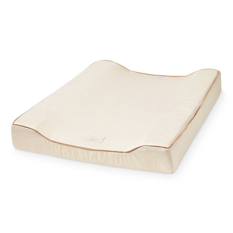 Schönes Wickelkissen /Wickelunterlagen mit hohen Kanten von Cam Cam – im schönen Streifenmuster "Classic Stripes Camel"