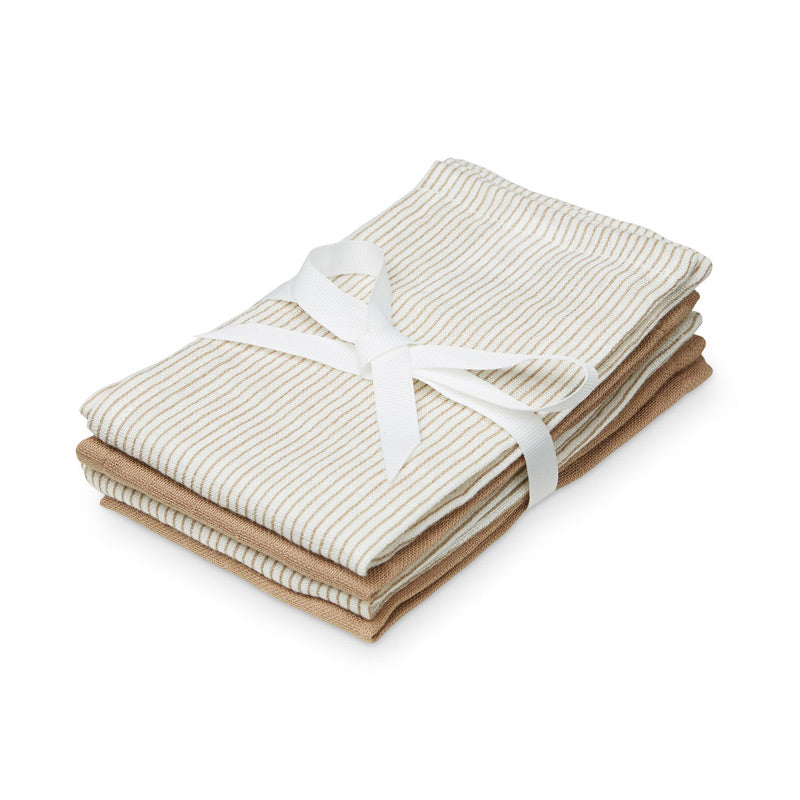 Tolles und mit hübschem Band verpacktes 4er Set an Musselin-Waschlappen. Zwei im schönen Naturfarbton Camel und zwei mit dem schönen Streifenmuster "Classic Stripes Camel"