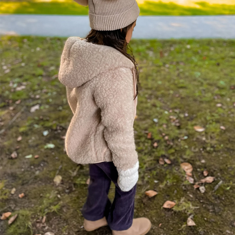 Mädchen trägt die Kinderfäustlinge 'Gully' in Beige.