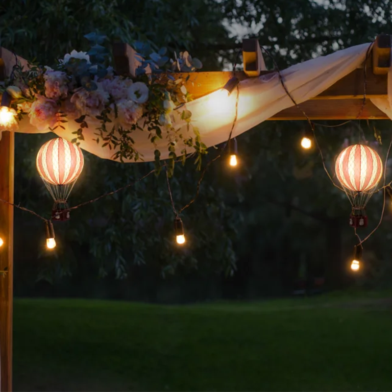 Leuchtende Deko LED-Heissluftballone mit roten und weissen Streifen von Authentic Models, die draussen Hängen.