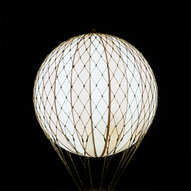 Leuchtender Deko Heissluftballon in weiss mit sanften Rosa Streifen und mit Korb aus geflochtenem Rattan von Authentic Model.