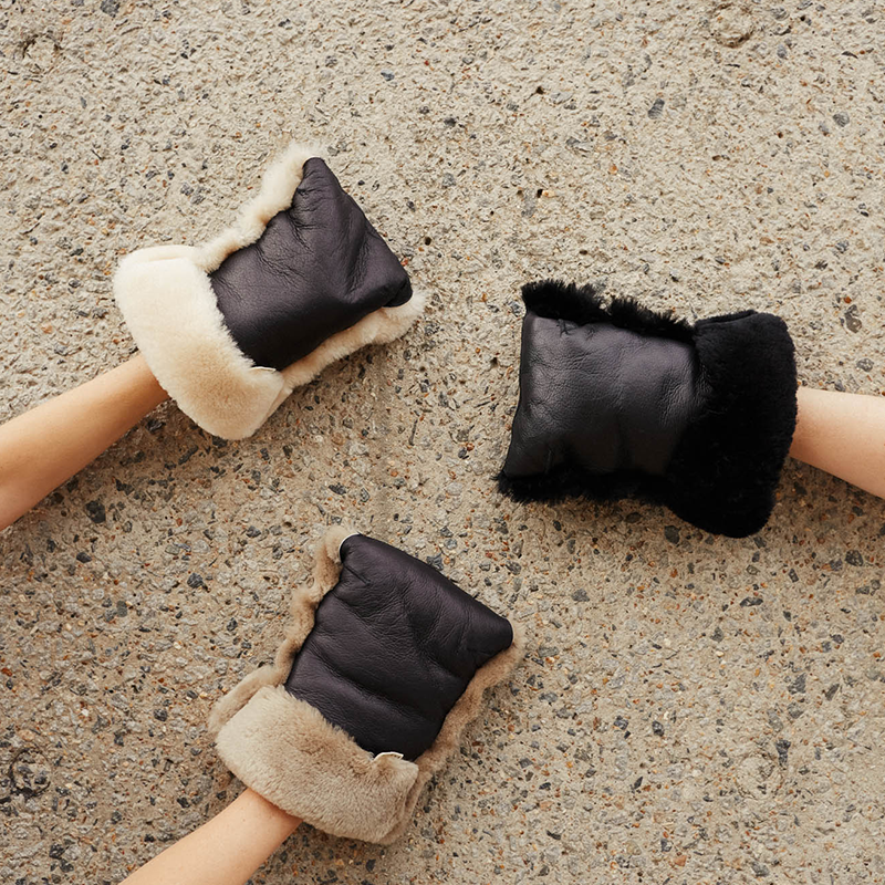 BINIBAMBA Kinderwagenhandschuhe in Schwarz und in Schwarz mit weissem Schafffell. 