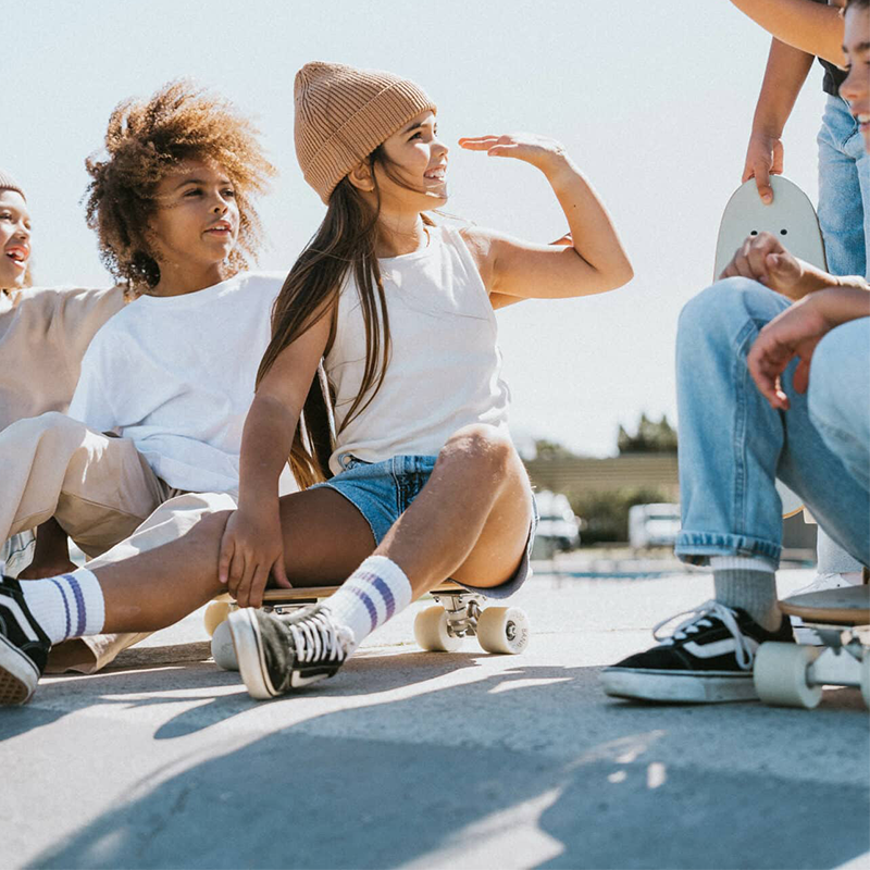 Banwood Skateboard Green mit Kindern, die das Skateboard benutzen