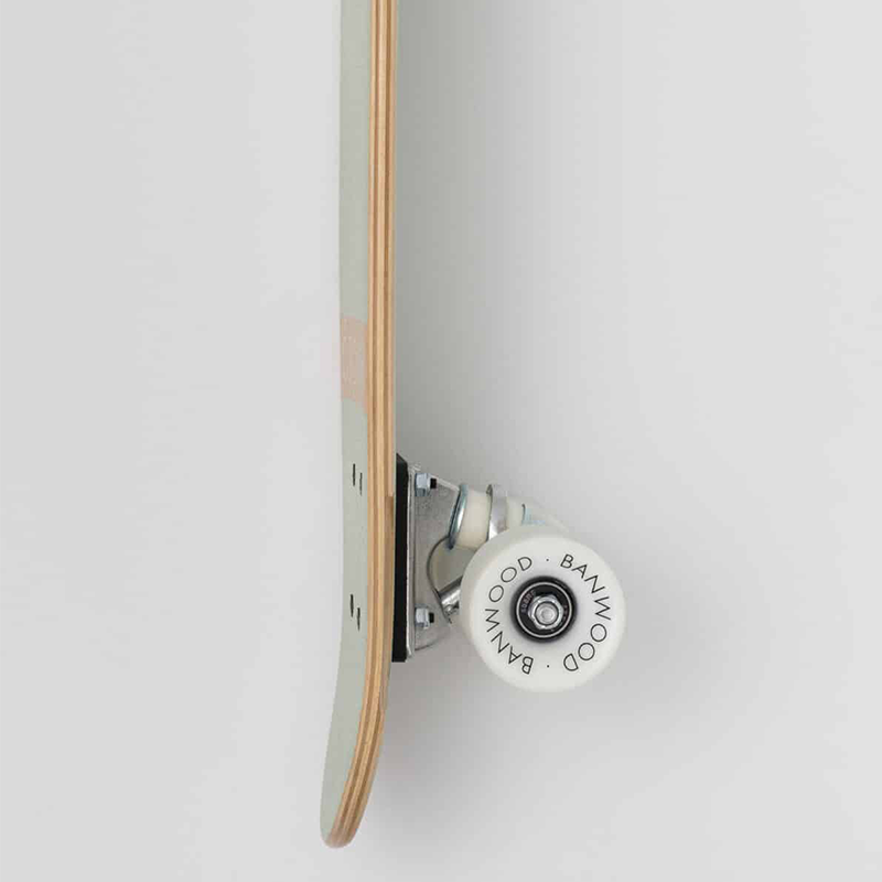 Banwood Skateboard Mint Seitenansicht mit weissen Rollen
