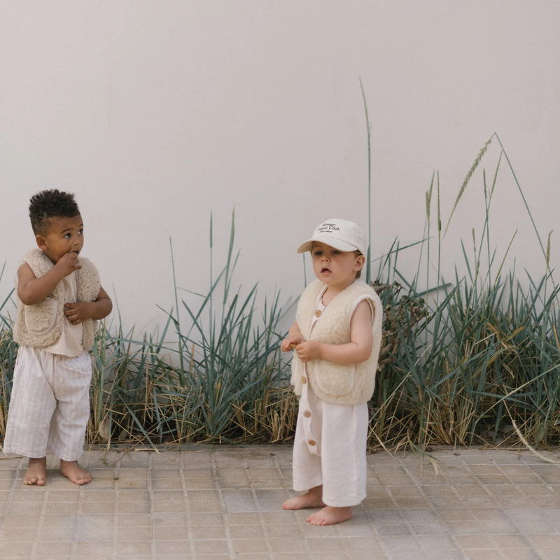 Kinder mit beigen Wollwesten