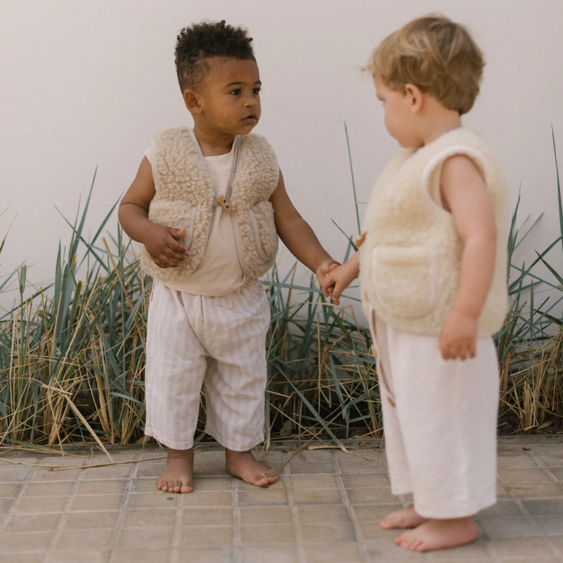 Kinder mit beigen Wollwesten