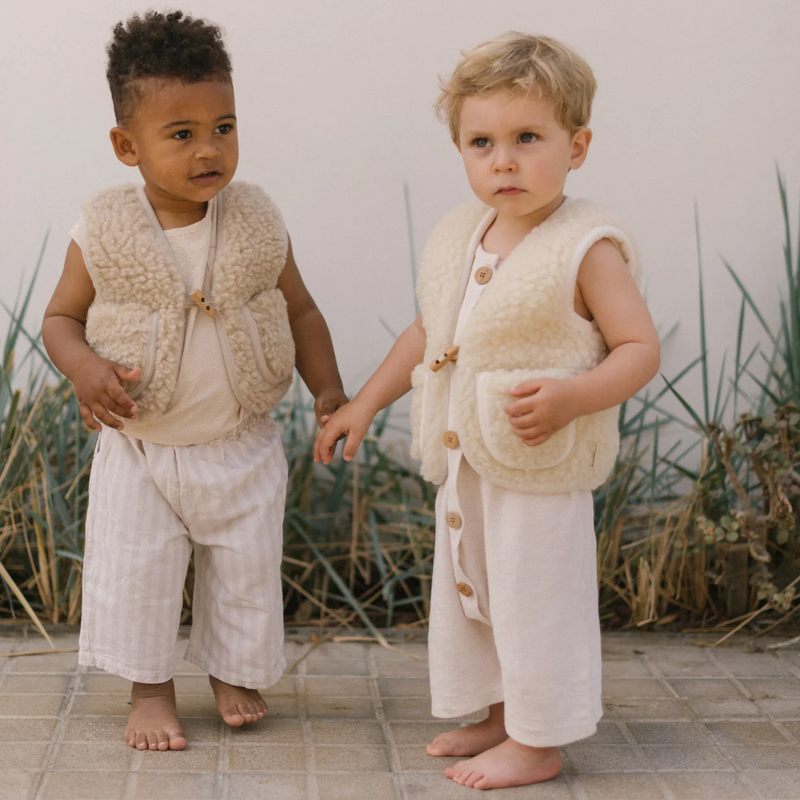 Kinder mit beigen Wollwesten