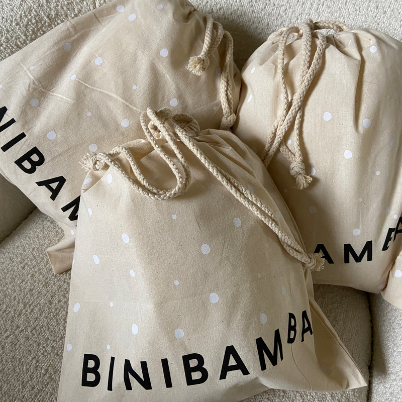 3 Baumwollbeutel in Beige mit schwarzem Markenschriftzug von Binibamba