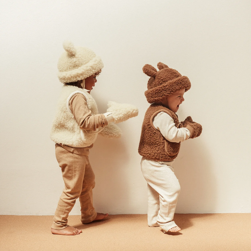 Kinder mit Merino Wollhandschuhe, Wollwesten und Mützen