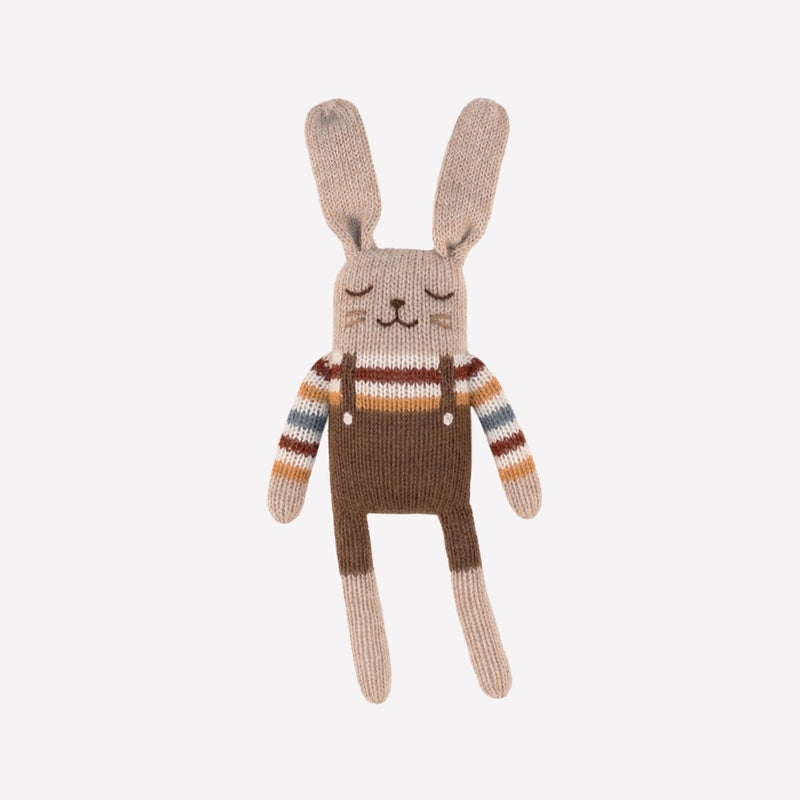 kleiner Kuschelhase mit bauner Latzhose und gestreiftem Pullover