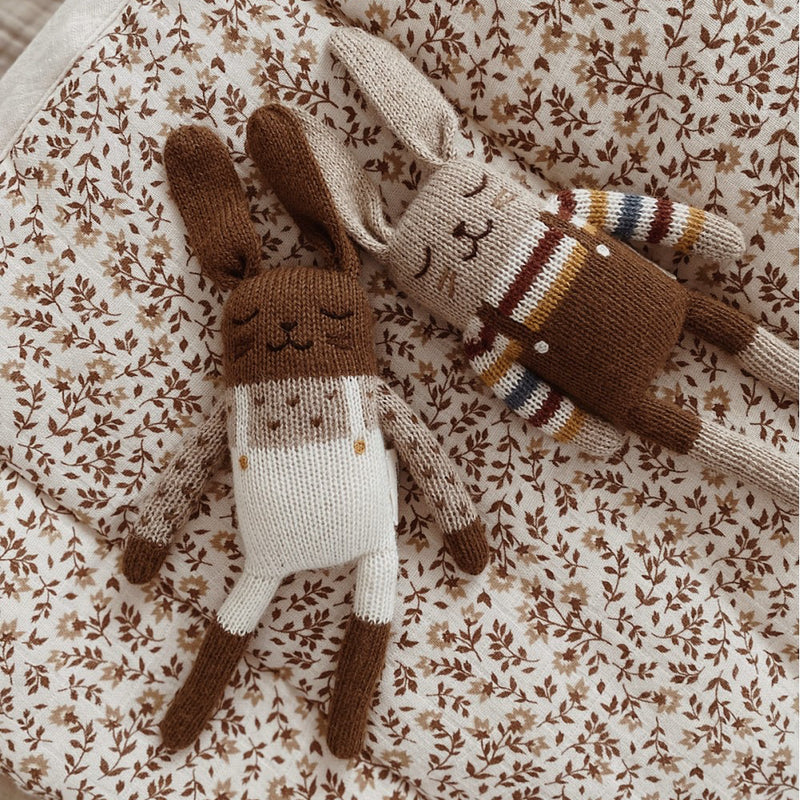 kleiner Kuschelhase mit bauner Latzhose und gestreiftem Pullover