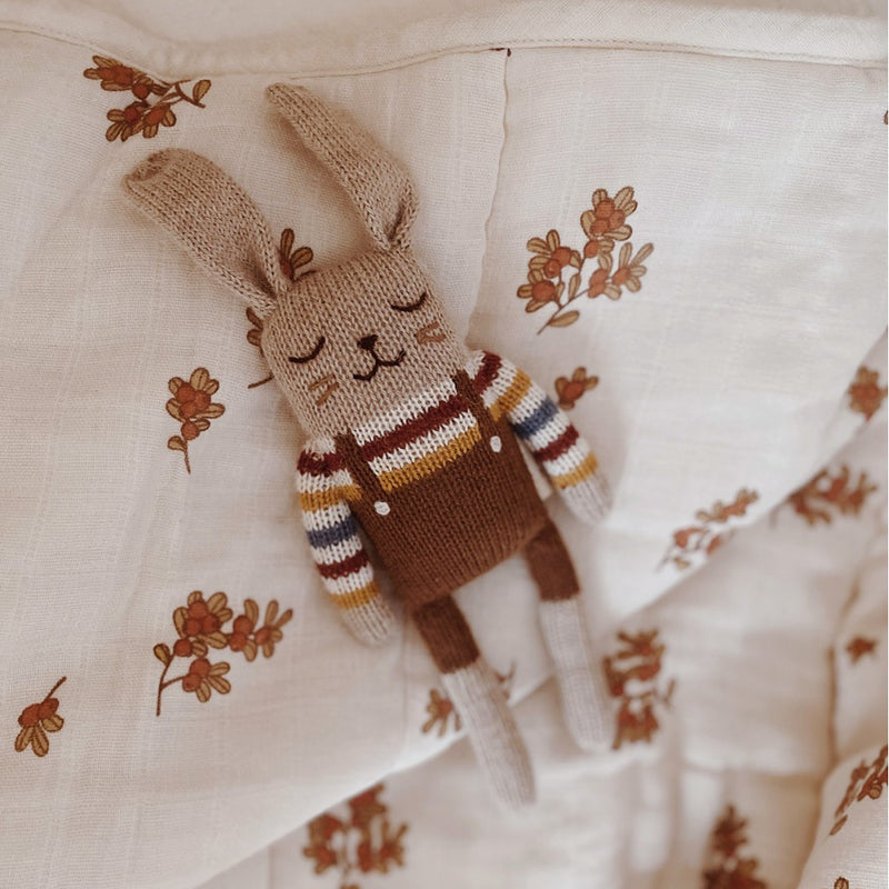 kleiner Kuschelhase mit bauner Latzhose und gestreiftem Pullover