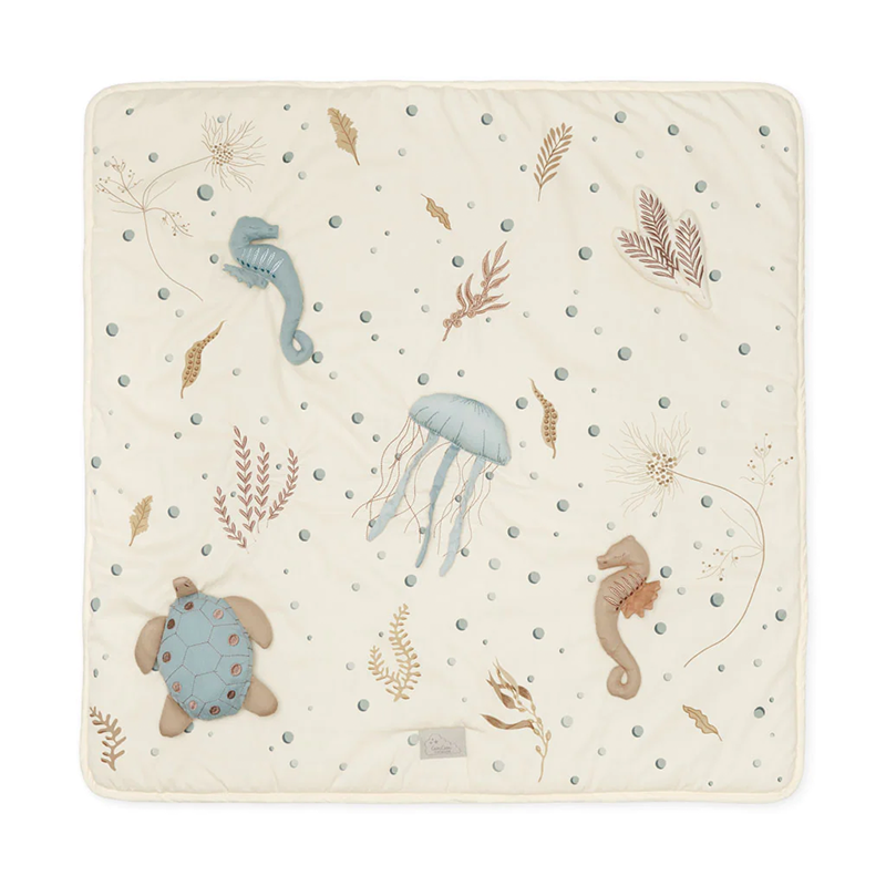 Cam Cam Copenhagen Aktivitätsspielmatte mit Unterwassermotiven und Stickereien von Cam Cam Copenhagen 