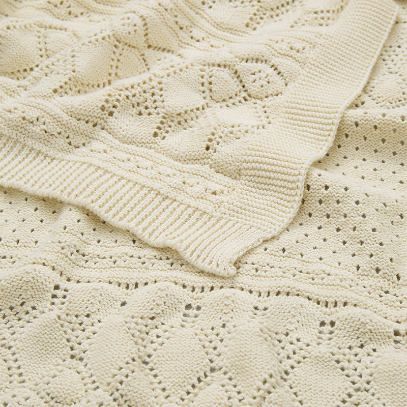 Strickdecke in Beige mit schönem Strickmuster von Cam Cam Copenhagen.