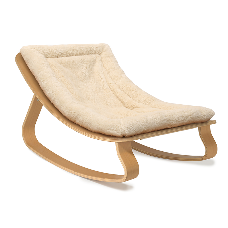 Charlie Crane Babywippe aus Holz mit Sitzkissen in der Farbe Milk Fur