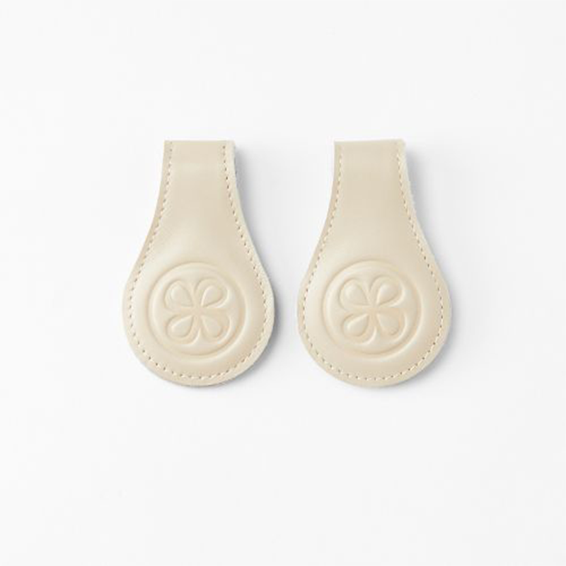Lederclips in Beige für die Befestigung der Cloby UV-Decken.