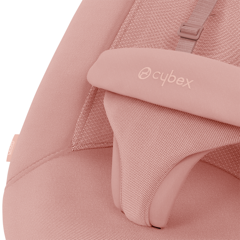 Cybex Lemo Bouncer in der Farbe Pearl Pink Nahaufnahme vom Gurt. 
