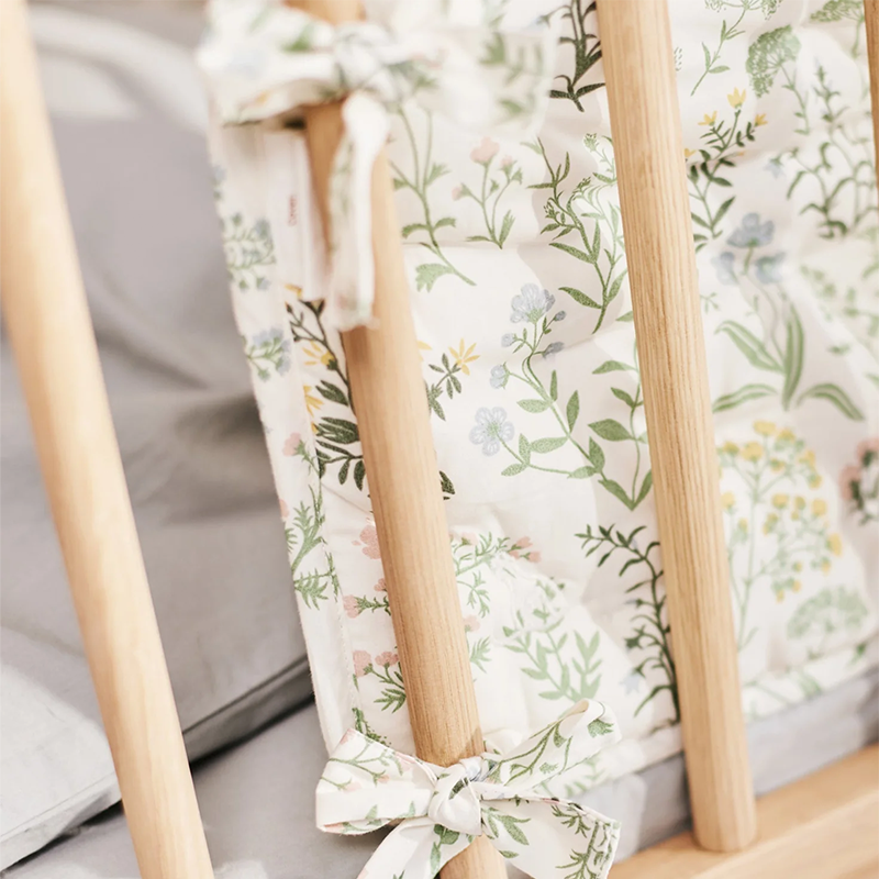 Dear April Bettnestchen an Babybett.