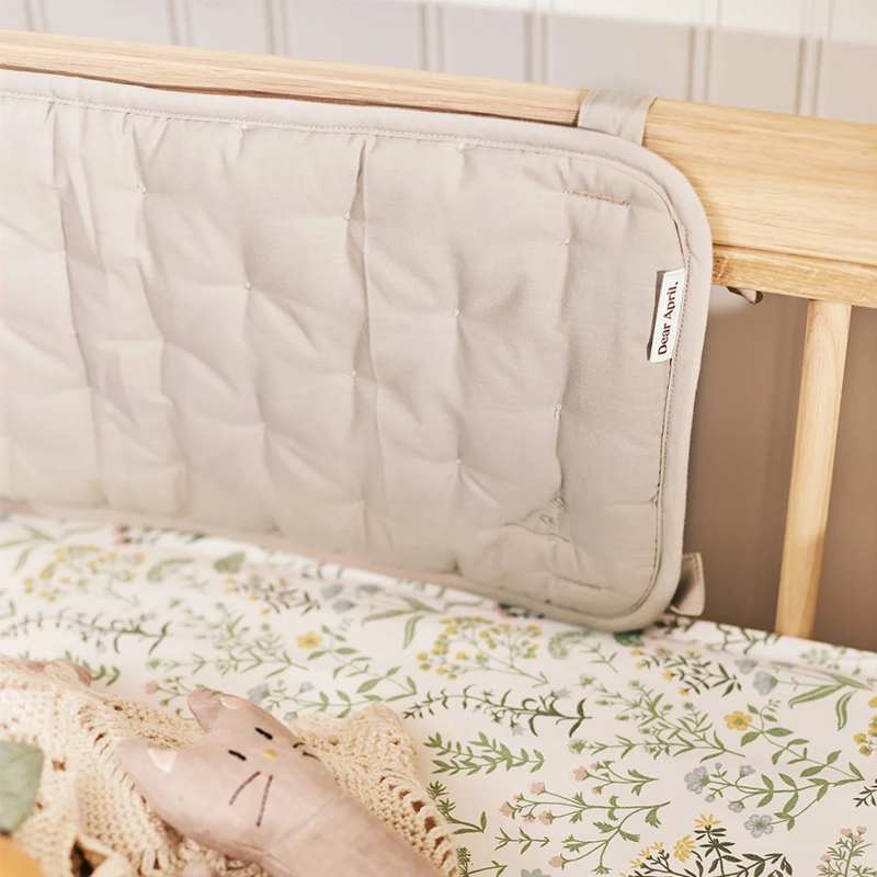 Dear April Babynestchen Little Mouse in Babybett. 