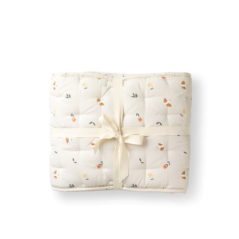 Dear April Bettnestchen mit verspieltem Blumen-und Vogelmuster. 