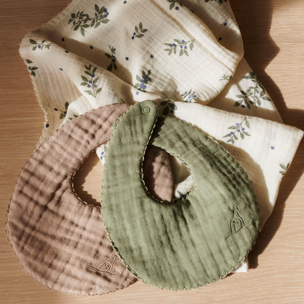 Dear April Musselin Lätzchen 2er-Set 'Koa' Forest Green/Little Mouse - Online MY SNOWFLAKE