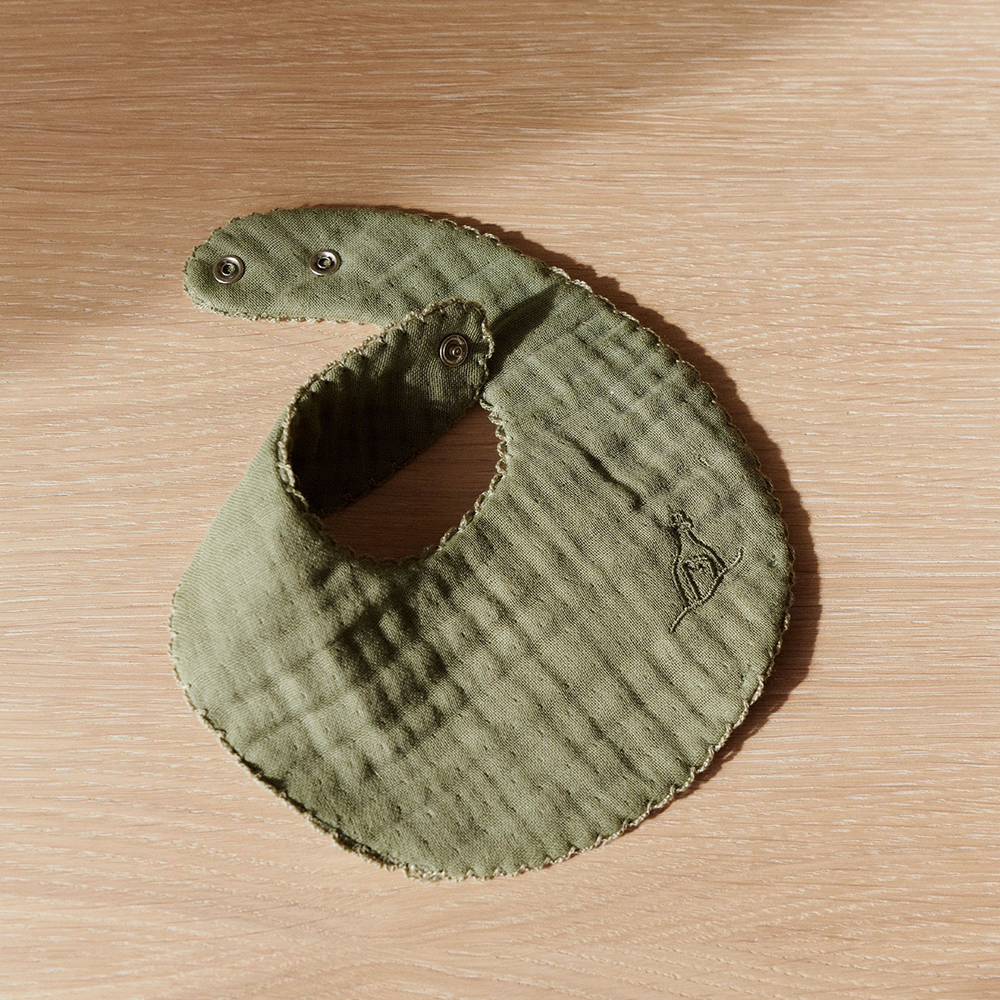 Dear April Musselin Lätzchen 2er-Set 'Koa' Forest Green/Little Mouse - Online MY SNOWFLAKE