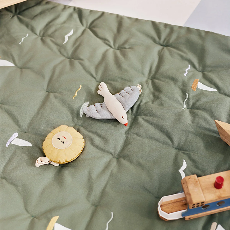 Dear April Spielmatratze Sailboats mit Spielzeug drauf. 