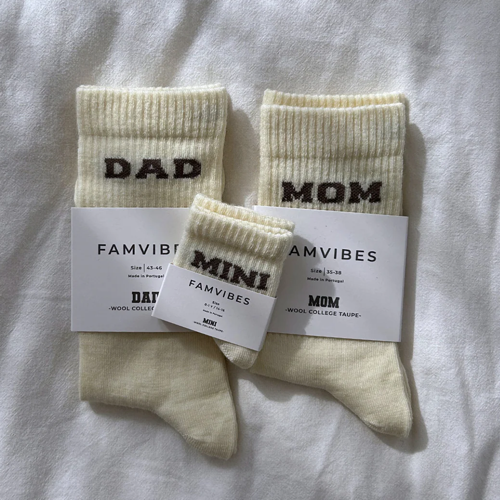 Famvibes College Wollsocken für Erwachsene 'Mom' Taupe - Online MY SNOWFLAKE