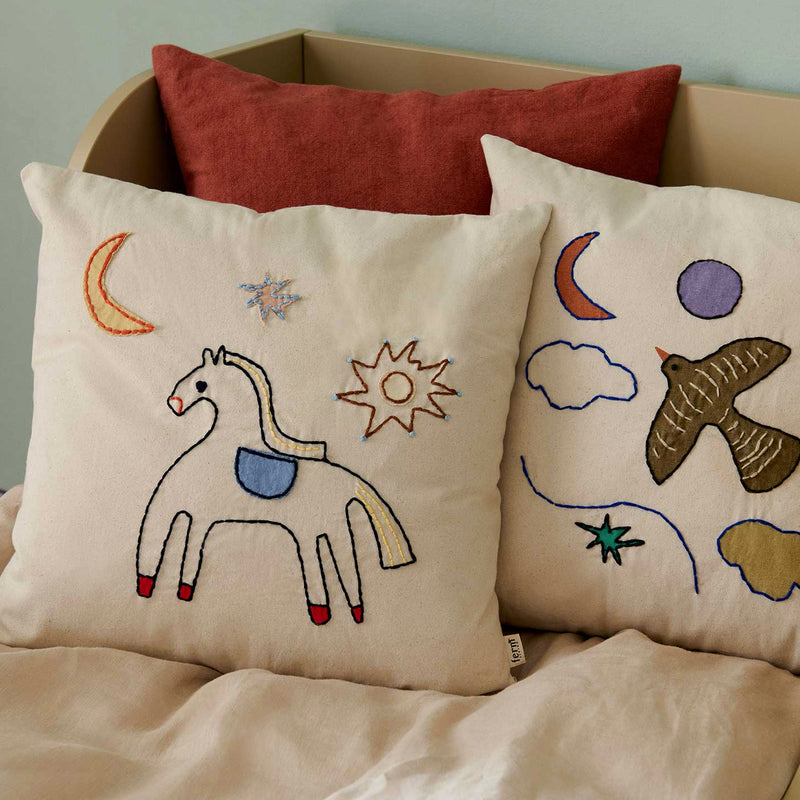 Kissen in Beige mit besticktem Vogel von Ferm Living