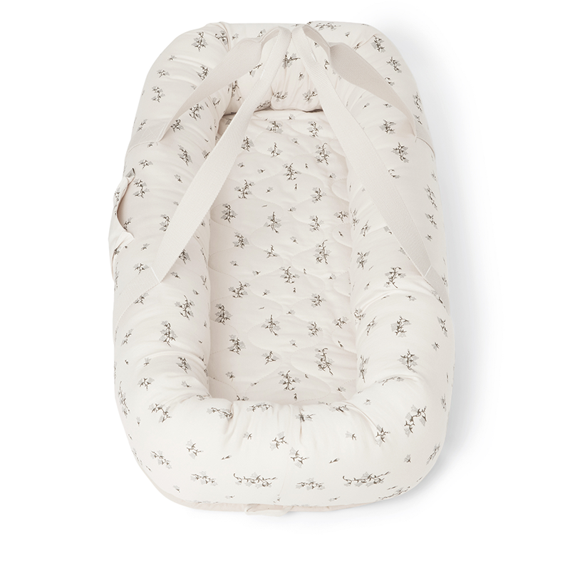 Babynest in Weiss mit dezentem Blau-grünem Blumenprint von Garbo&Friends.