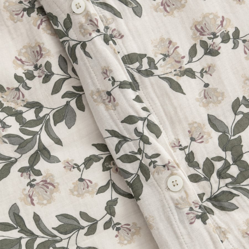 Nahaufnahme von Bettwäsche Set aus Musselin in Beige mit leichtem Blumenmuster von Garbo&Friends.
