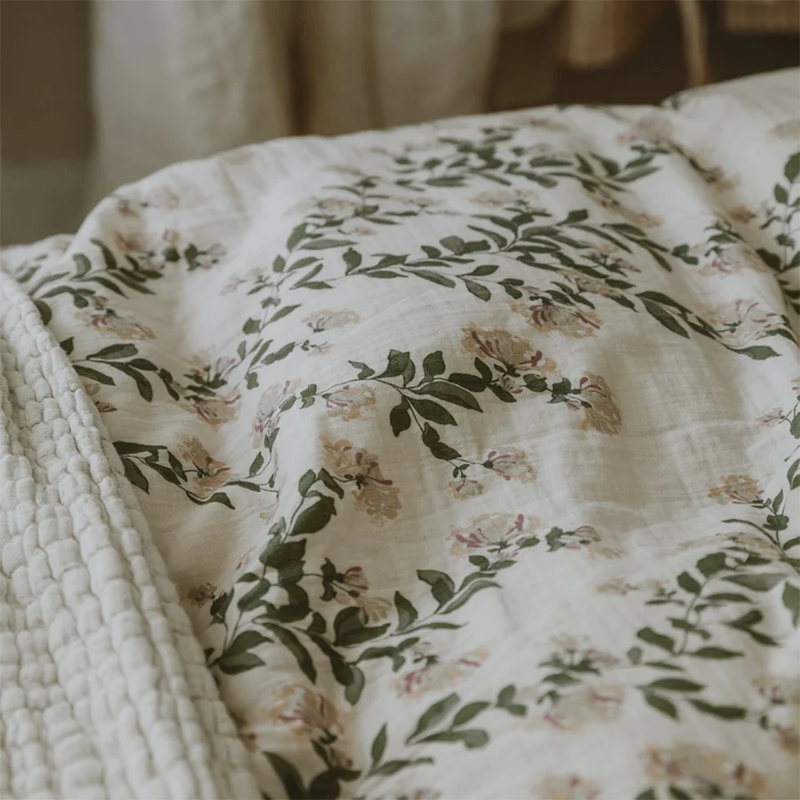 Bettwäsche Set aus Musselin in Beige mit leichtem Blumenmuster von Garbo&Friends.