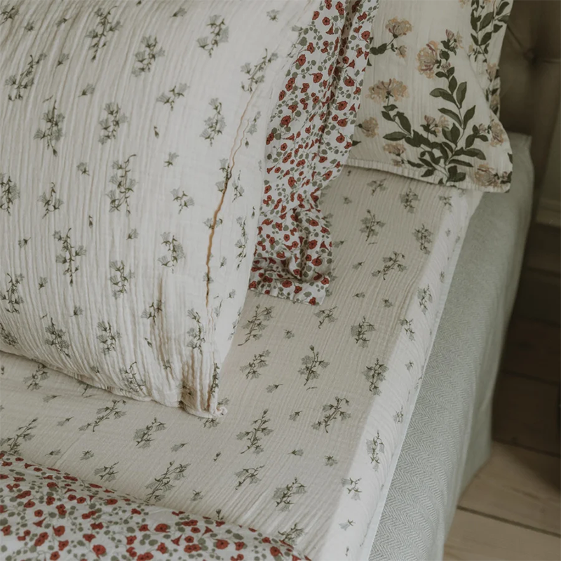 Bett ist mit Fixleintuch in Beige mit Blumenmuster aus Musselin von Garbo&Friends