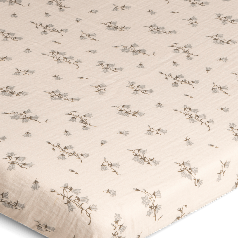 Fixleintuch in Beige mit Blumenmuster aus Musselin von Garbo&Friends.
