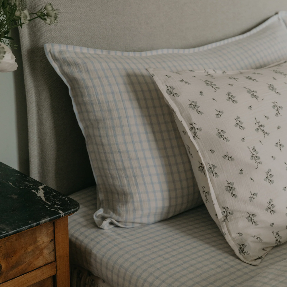 Garbo & Friends Housse de coussin en mousseline 50 x 70 cm Gingham Sky Blue