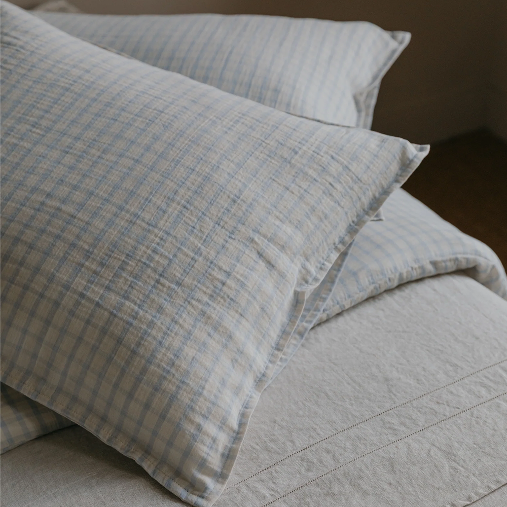 Garbo & Friends Housse de coussin en mousseline 50 x 70 cm Gingham Sky Blue