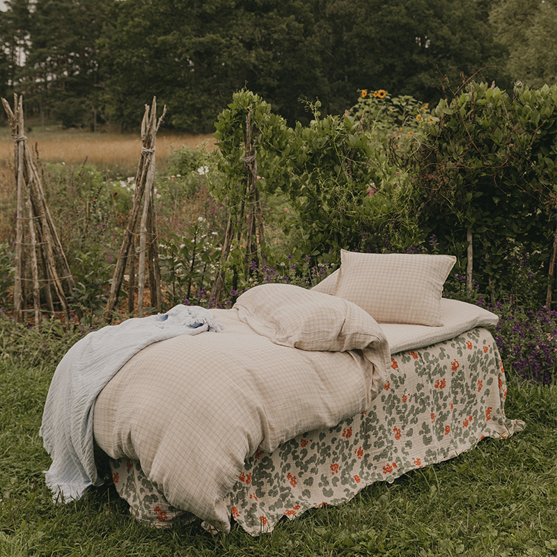 Bett mit der Gingham Sky Blue Bettwäsche von Garbo&Friends.