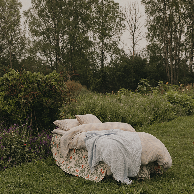 Bett mit der Gingham Sky Blue Bettwäsche von Garbo&Friends.