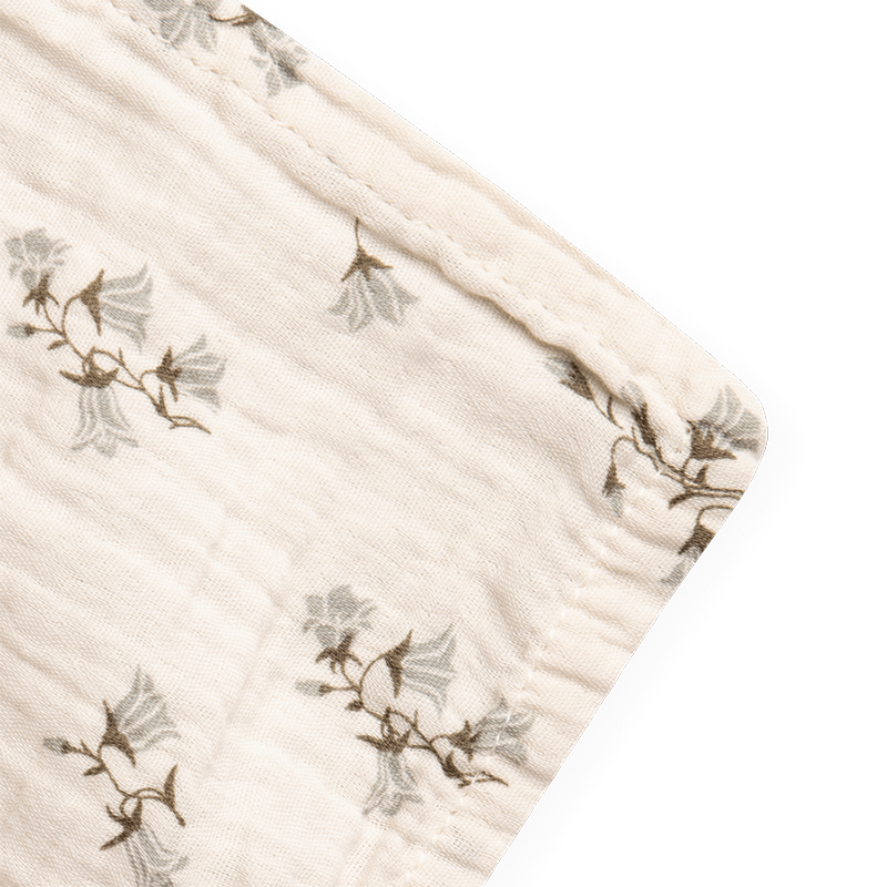 Musselin Swaddle in Beige mit Blumenmuster von Garbo & Friends.