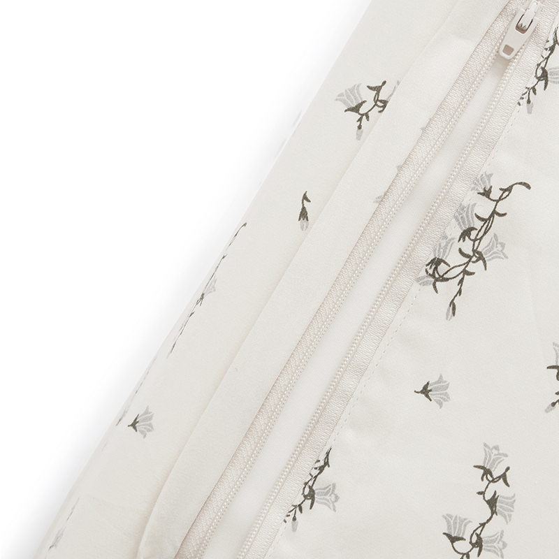 Nahaufnahme vom Wickelkissen in Beige mit kleinem Blumenmuster von Garbo&Friends.