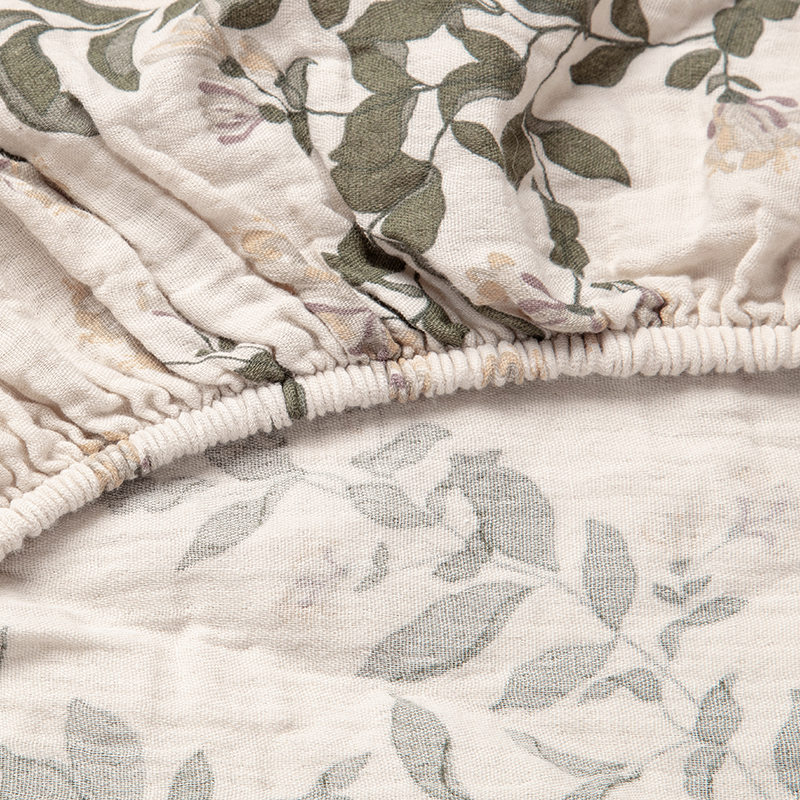 Junior Fixleintuch in Beige mit Blumenmuster von Garbo&Friend. Aufnahme vom Saum 