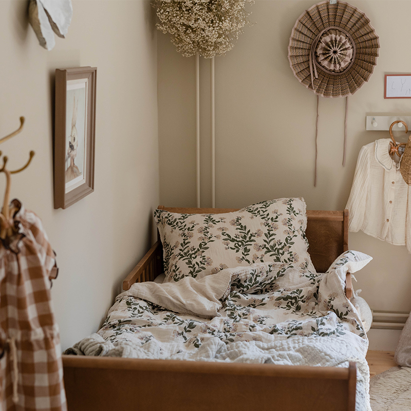 Kinderzimmer mit Bett mit der beigen Bettwäsche mit Blumenmuster von Garbo&Friends.