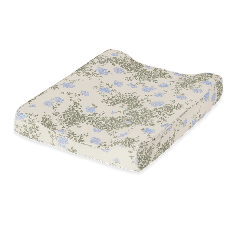 Wickelkissen in Beige mit blauen Blumen und grünen Blättern von Garbo&Friends.