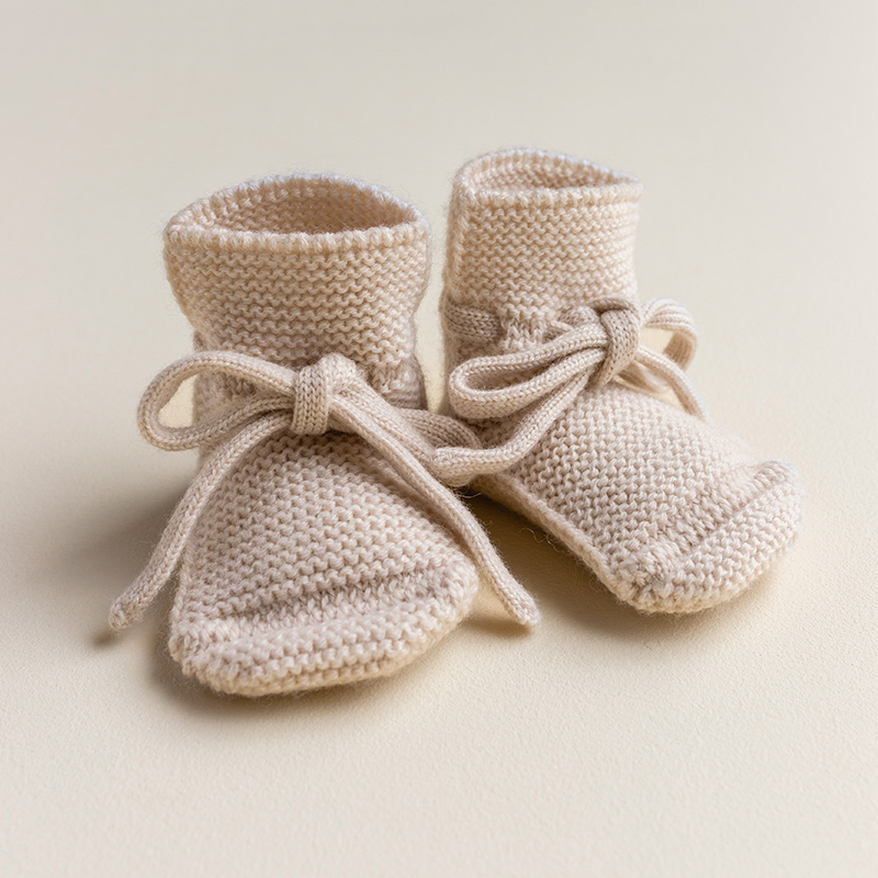 Chaussons bébé en tricot blanc crème