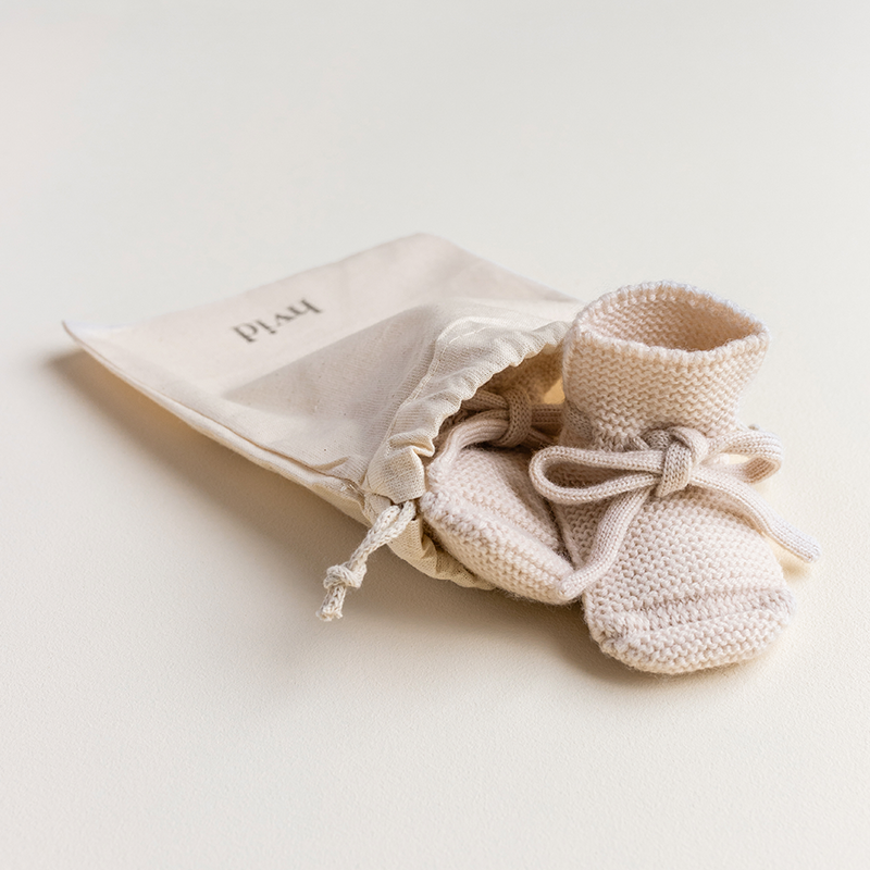 Chaussons bébé en tricot blanc crème
