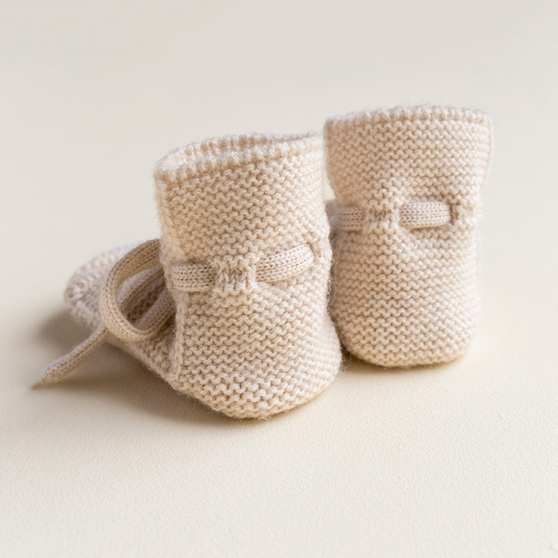 Chaussons bébé en tricot blanc crème