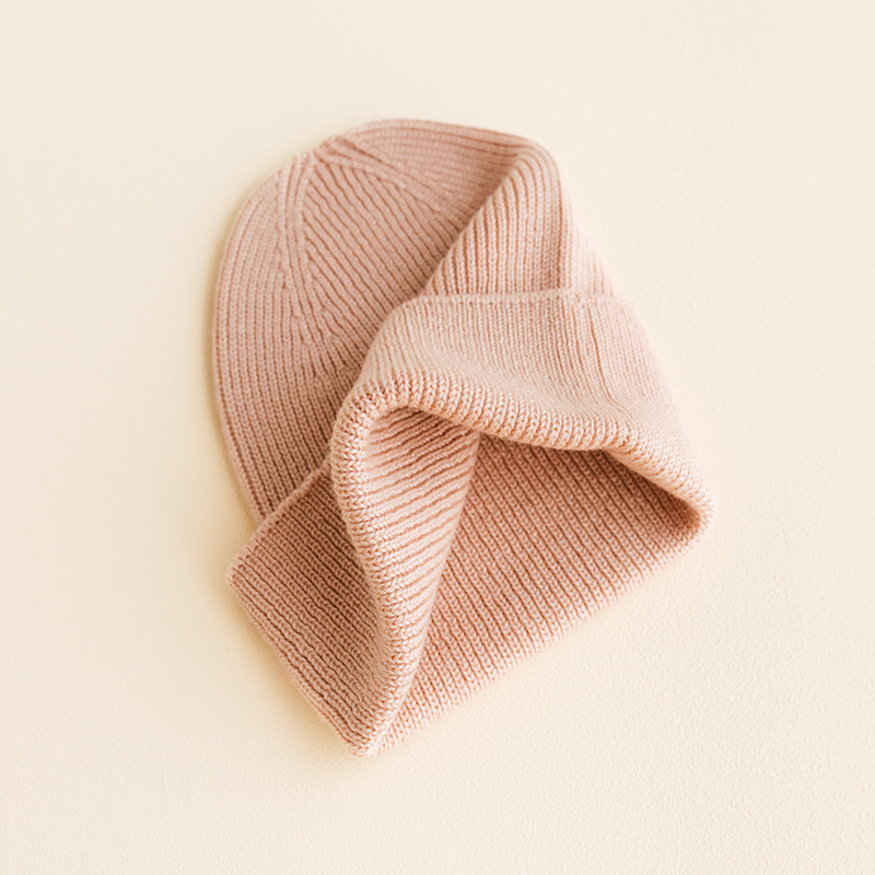 Hvid Mütze für Neugeborene in Rosa. 